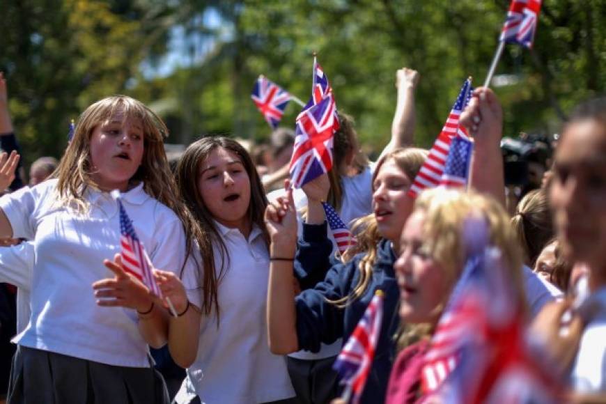 LOS INVITADOS:<br/>Un total de 2,640 personas han sido invitadas a la boda real. De todas ellas, 1,200 son 'ciudadanos de a pie' procedentes de 'todos los rincones del Reino Unido', porque los novios quieren que 'todo el mundo se sienta parte de la celebración, un momento de alegría y diversión', informó el palacio de Kensington.<br/><br/>Otros 200 invitados provendrán de distintas organizaciones benéficas a las que el hijo menor de la fallecida Diana de Gales y su prometida estén 'ligados' y aquellas de las que el primero sea patrón.<br/><br/>Un centenar de los presentes en la esperada boda real, que la pareja anunció a finales del pasado mes de noviembre tras un noviazgo de algo más de un año, serán estudiantes de escuelas locales.<br/><br/>Completarán la abultada lista de invitados 610 miembros de la comunidad del castillo de Windsor, a las afueras de Londres, y 530 de distintas casas reales. Ningún político ha sido convidado a la boda.