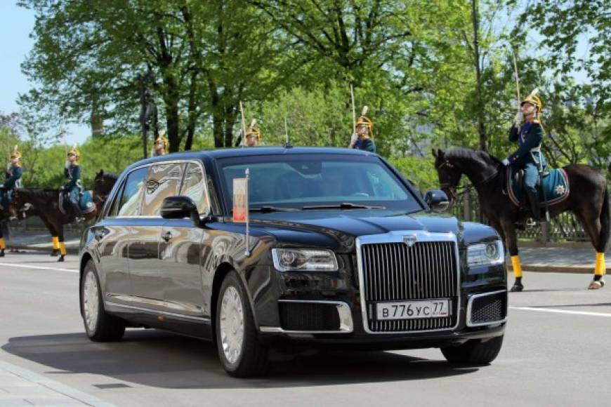 El presidente ruso, Vladimir Putin, también estrenó limusina este año. Se trata de un vehículo de 6,62 metros de largo impulsado por un motor V8 que fue diseñado por el Instituto Ruso de Estudios sobre el Automóvil NAMI en colaboración con ingenieros de la automotriz alemana Porsche.