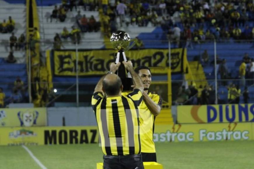 Fuad Abufele, uno de los presidentes de Real España, y Allans Vargas ofrecieron el trofeo de la Copa Premier Centroamericana a la afición aurinegra.