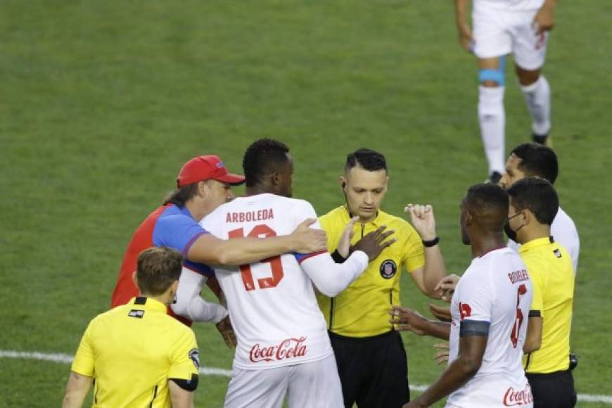 Tras el pitazo final, Yustin Arboleda se fue encima del árbitro del partido a reclamarle por el poco tiempo que dio de compensación.