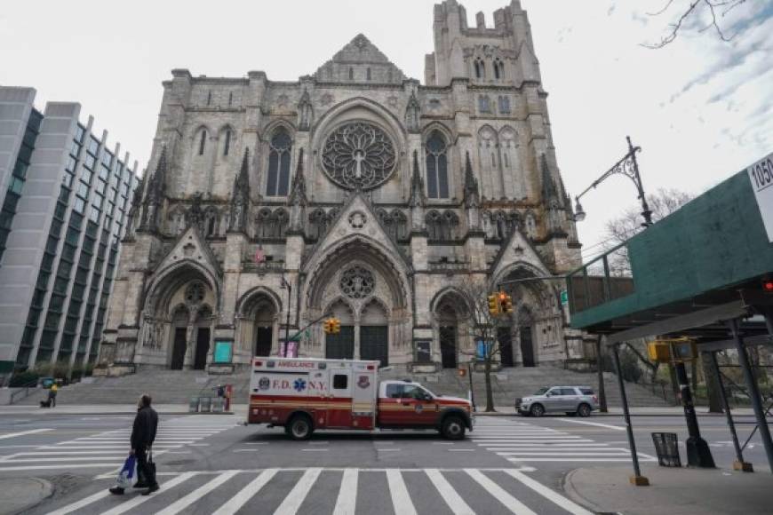 Los hospitales de Nueva York se encuentran desbordados por miles de pacientes infectados por coronavirus por lo que las autoridades han habilitado varios centros sanitarios improvisados para cubrir la demanda, incluyendo un nuevo centro de atención en la gigantesca catedral San Juan el Divino en el noroeste de Manhattan.
