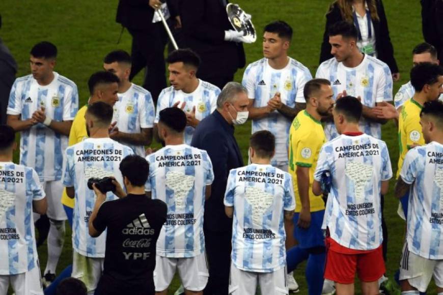 Los campeones de la Copa América le hicieron un pasillo a los brasileños.