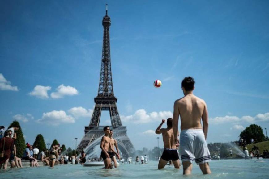 Olas de calor en Europa<br/><br/>El cambio climático afecta a todos los continentes. En 2003 y 2019 Europa sufrió fuertes olas de calor. Los niveles registrados se desconocen, pero las temperaturas fueron tan altas que el calor derritió varias carreteras. y provocaron la muerte de unas 30.000 personas.