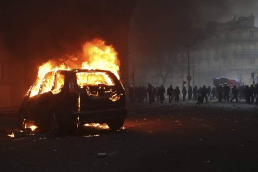La detención de casi 1,400 personas en Francia -de ellas más de 900 en París, en muchos casos con carácter preventivo para evitar mayores problemas- y la estrategia de un dispositivo policial de excepción permitieron hoy limitar la dimensión de los disturbios, en el cuarto sábado consecutivo de protestas del movimiento de los 'chalecos amarillos'. Imagen AFP.