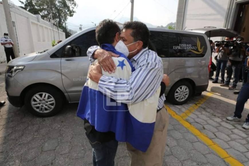 Familiares y amigos despidieron a Chelato Uclés.