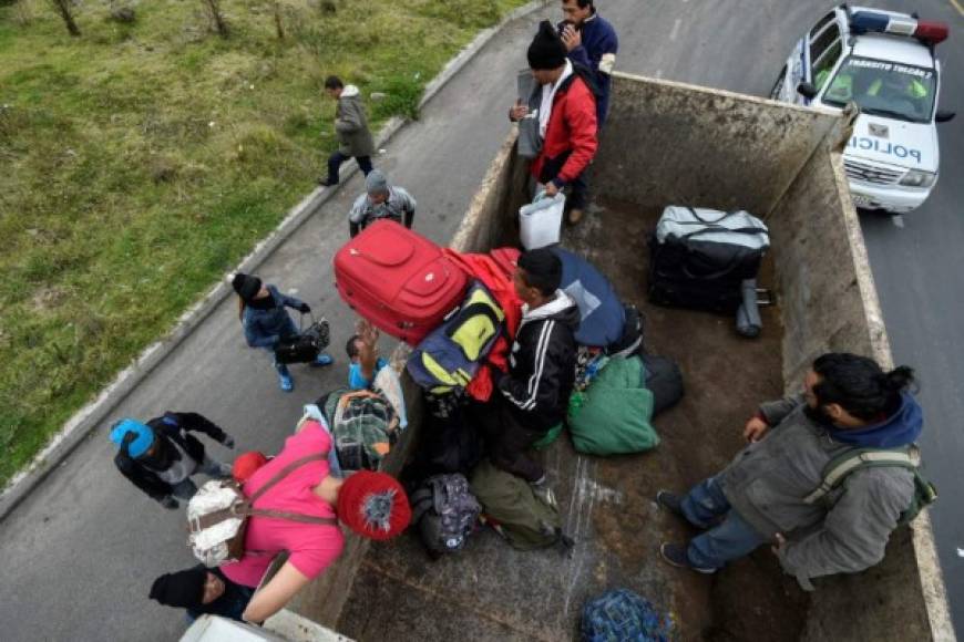 La situación de los inmigrantes conmovió a algunos conductores que se detuvieron para trasladarlos hasta Tulcán gratuitamente.