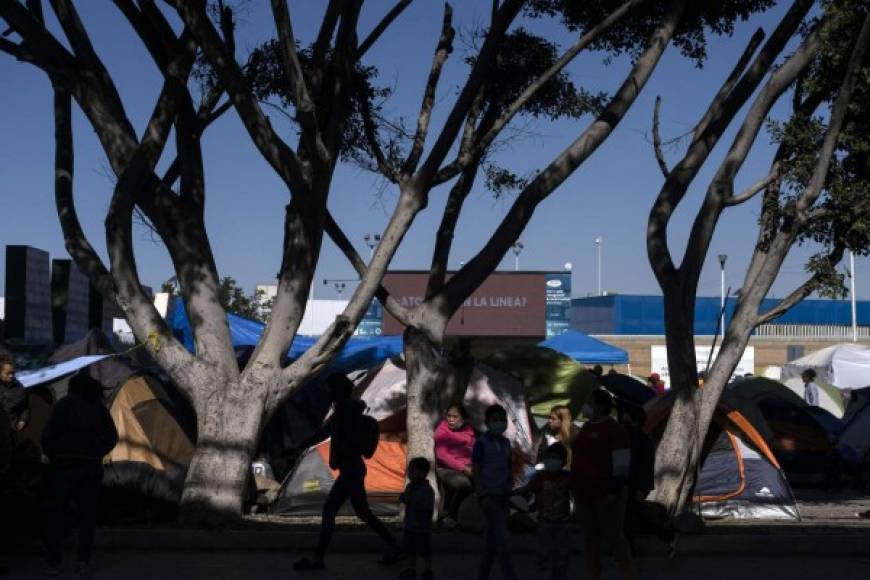 Los migrantes hondureños están varados en la frontera sin saber cuándo ni cómo podrán iniciar su proceso migratorio con las autoridades estadounidenses. AFP