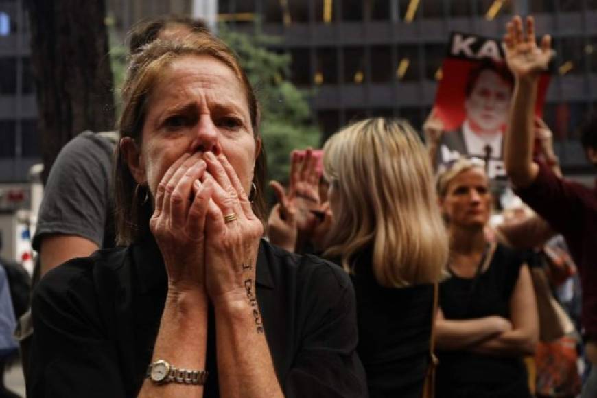 Una mujer rompió en llanto al escuchar a los relatos de las sobrevivientes de agresiones sexuales.