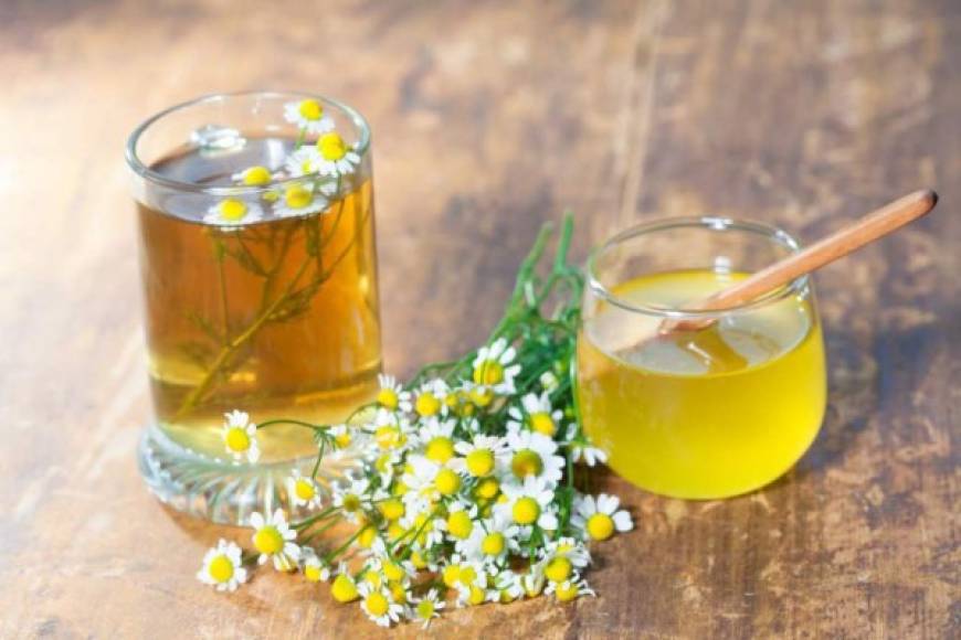 La manzanilla tiene propiedades refrescantes y purificantes, por lo que puede usarlas en su limpieza facial diaria. Solo tiene que hervir varias flores de manzanilla y dejar enfriar. Limpie su rostro y luego aplique con un algodón la infusión por su rostro con un tónico.