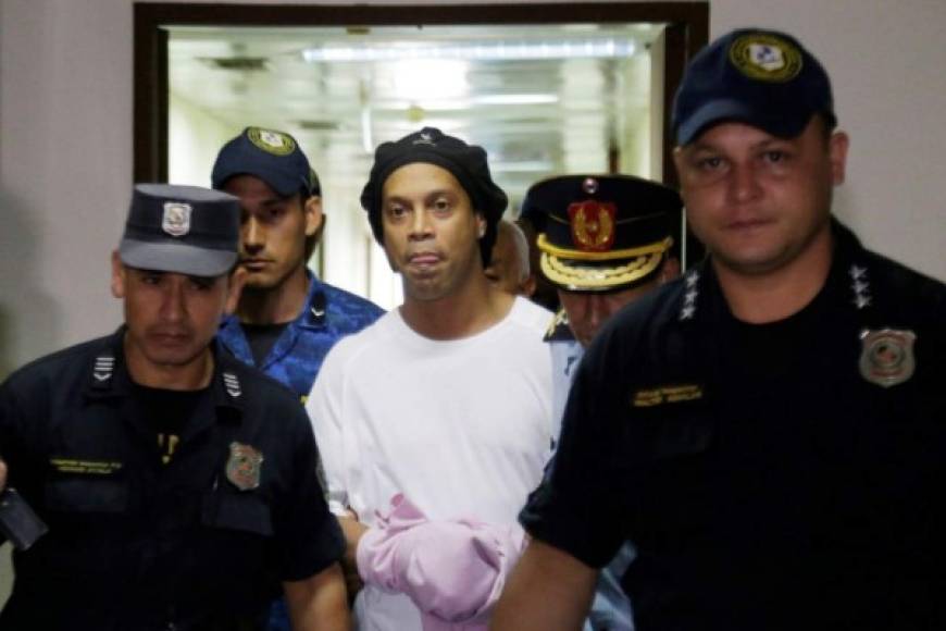 Ronaldinho tuvo un 2020 para el olvido. Pasó cinco meses detenido en Paraguay por ingresar con documentación falsa y cuando recobró la libertad, se contagió de coronavirus.