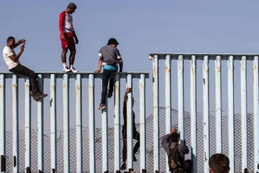 Al menos tres migrantes saltaron a territorio estadounidense tras escalar el muro, incluso hasta recogieron basura.