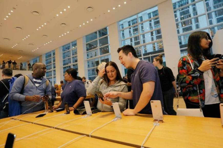 Los empleados de Apple tienen hoy su día más ocupado ayudando a varios clientes en Nueva York.