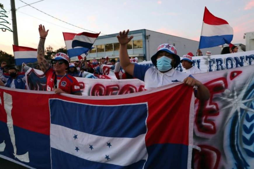 Aficionados del Olimpia sorprendieron apoyando al equipo hondureño en los alrededores del estadio Exploria de Orlando, Florida.