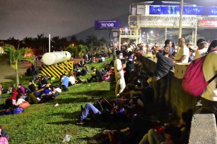 Los hondureños comenzaron a llegar el jueves durante todo el día a terminal de buses de San Pedro Sula para salir hoy a las 5:00 am. EFE