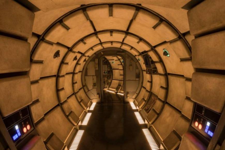 Galaxy's Edge es, en esencia, un paraíso para los enamorados del universo Star Wars, pues los edificios, los vehículos, la decoración, la comida y los personajes están sacados de la franquicia de Lucasfilm. Este es el pasillo dentro de la nave de Han Solo.