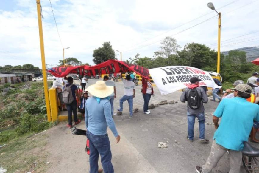 Los maestros colocaron pancartas a la altura del puente de Quebrada Seca, Yoro.