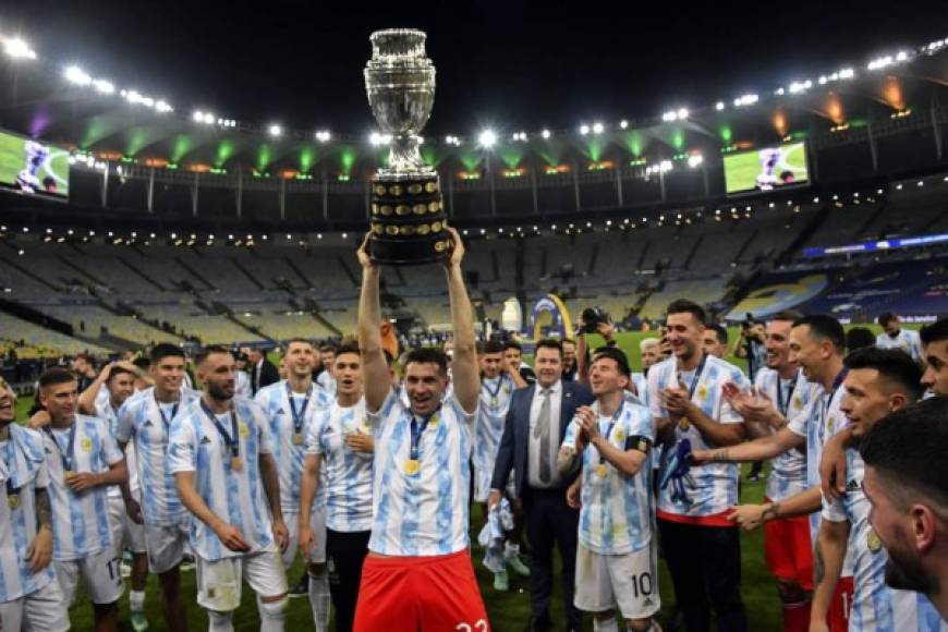 Emiliano Martínez también quiso levantar el trofeo de la Copa América 2021.