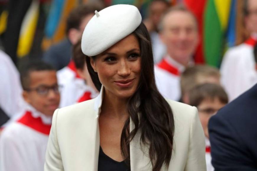 La fascinación de los británicos por Markle se desvaneció rápidamente tras filtrarse en los tabloides varias actitudes negativas de la ex actriz que la llevaron a ganarse el apodo de 'duquesa difícil'.