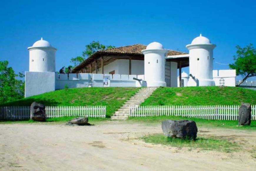 El fuerte San Cristóbal, en Gracias, departamento de Lempira, es otra atracción cultural de la ciudad. Ofrece una vista espectacular.