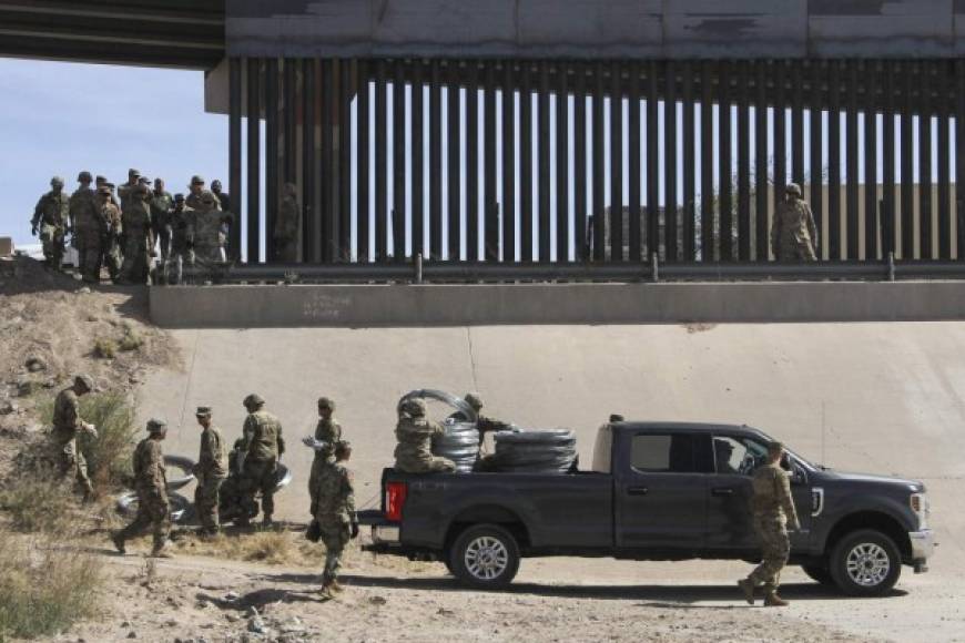 Los militares instalaron alambre de púas en la valla fronteriza que separa Texas de Juárez ante el aumento de detenciones en la frontera sur por la que el presidente Donald Trump decreto una emergencia nacional en febrero pasado.