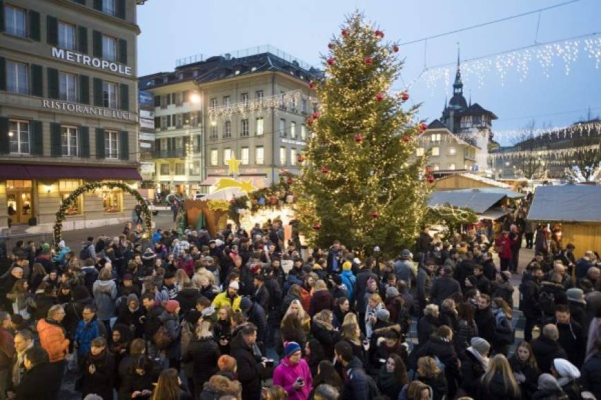 Vista del mercadillo navideño en Berna, Suiza.