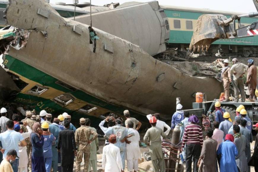 Al menos 43 personas murieron y decenas resultaron heridas en un choque de dos trenes de pasajeros tras un descarrilamiento el lunes en el sur de Pakistán, indicaron las autoridades. Fotos: AFP