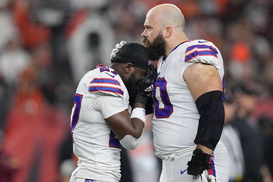 El cornerback de los Buffalo Bills, Tre’Davious White, rompió a llorar junto a su compañero Mitch Morse tras el colapso de Damar Hamlin.