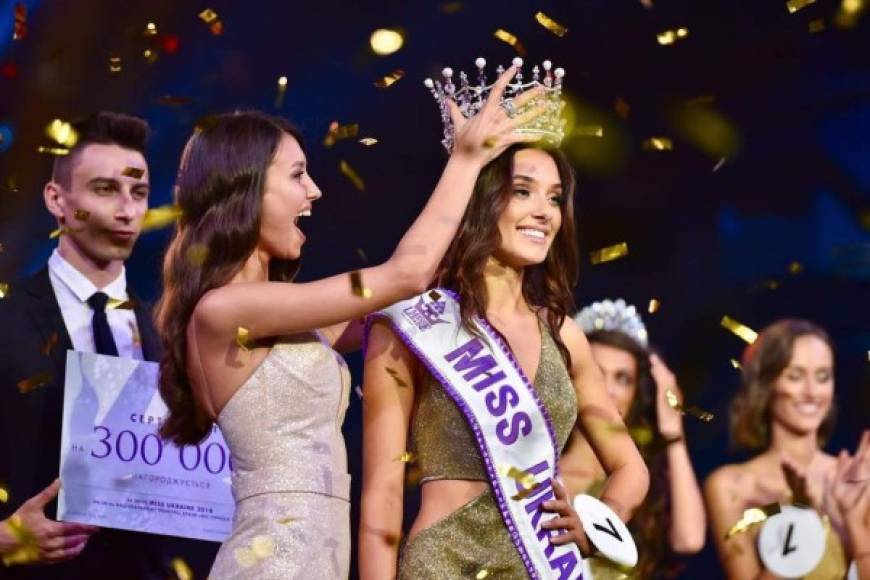 Inclusión, pero no para las madres<br/><br/>Poco después de que se coronará a Ángela Ponce como Miss Universo España la noticia de que Miss Universo Ucrania estaba siendo descalificada estalló en los medios.<br/>