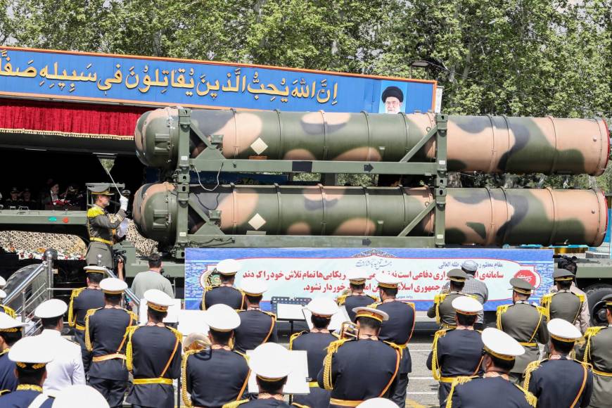  Irán redobló las advertencias contra posibles represalias de Israel al ataque del sábado pasado, en una jornada en la que exhibió sus Fuerzas Armadas con desfiles militares con motivo del Día Nacional del Ejército.