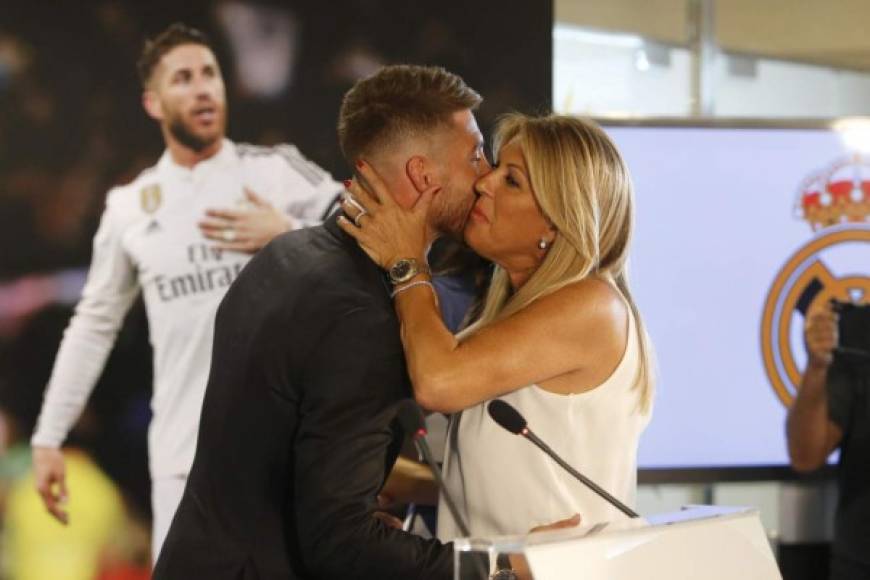 Sergio Ramos - El capitán del Real Madrid siempre es acompañado por su familia en los momentos más importantes. En la foto está con su madre,Paqui Ramos, en su renovación con el conjunto merengue.