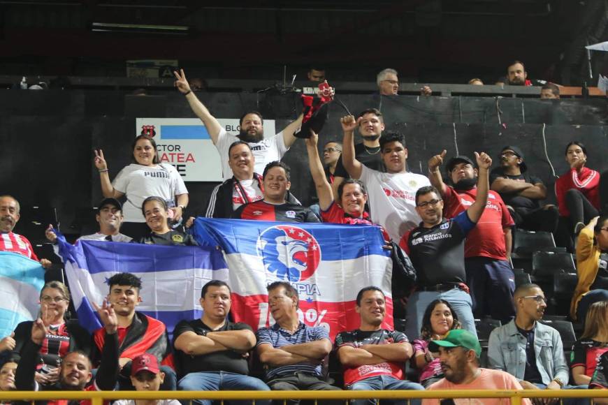 Aficionados del Olimpia se hicieron presentes en el estadio Alejandro Morera Soto para apoyar a su equipo en la gran final de la Liga Concacaf.