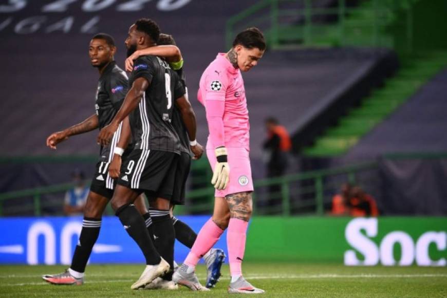 Ederson, cabizbajo tras un gol del Lyon.