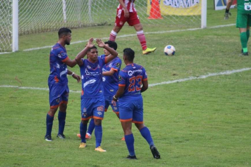 Los jugadores de la UPN festejando la victoria (0-3) contra el Vida en La Ceiba.