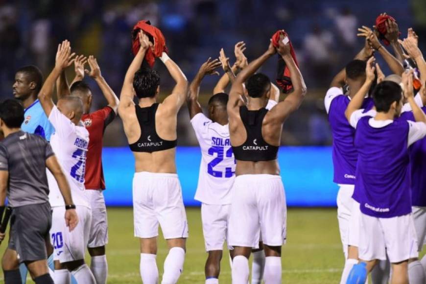 Los jugadores hondureños agradeciendo a la afición por el apoyo.