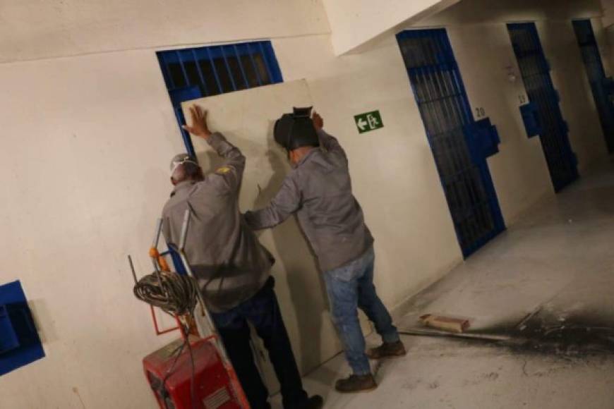 El Gobierno de El Salvador implementó nuevas y controversiales medidas de seguridad en las prisiones que albergan a unos 16,000 pandilleros, donde selló con planchas metálicas las puertas de las celdas, como medida para frenar el alza de homicidios en el país, que entre viernes y domingo dejó 58 asesinatos.