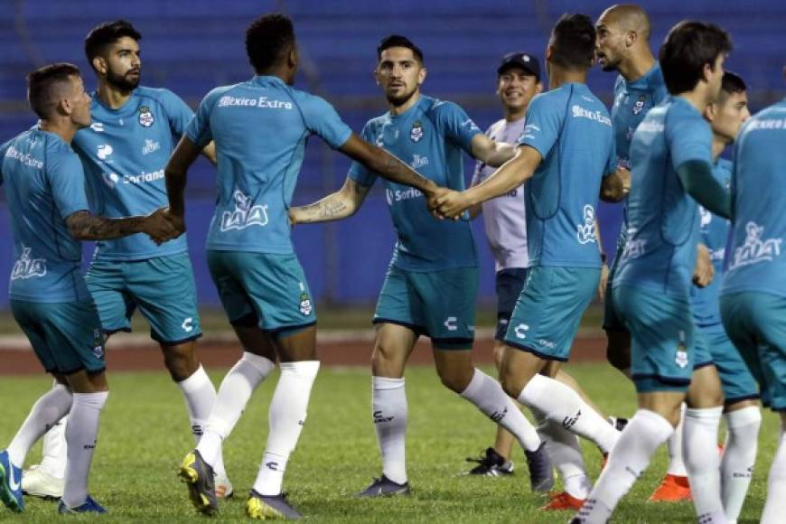 El equipo mexicano realizó el entrenamiento por la noche en el estadio Olímpico de San Pedro Sula.