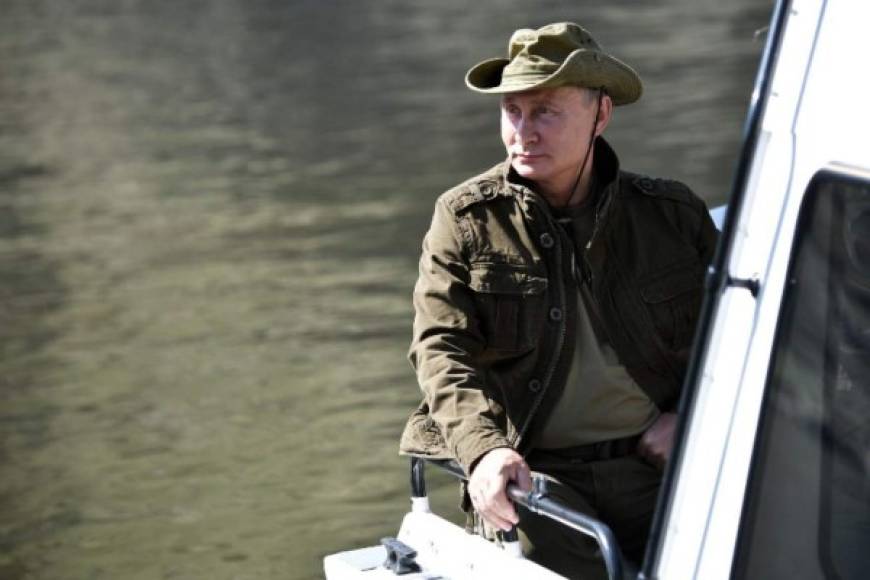 Conocido por mostrar su excelente figura física a sus 65 años, Putin se dejó la camisa puesta en esta ocasión.