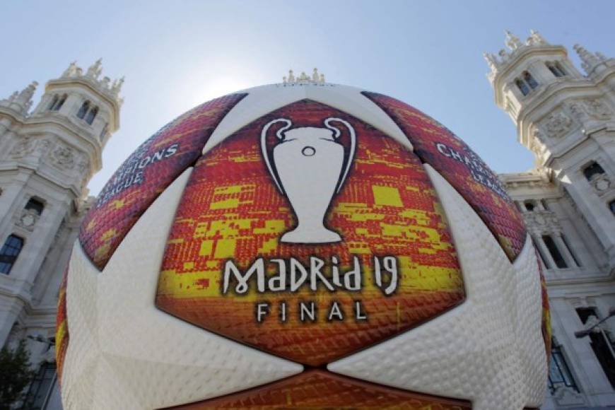 Un balón alusivo a la final de la Champions League en rodó este jueves por la Gran Vía, de Madrid, España.