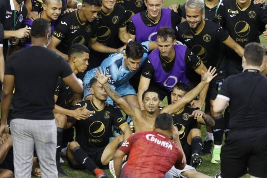 Un aficionado se coló en la celebración del Motagua.