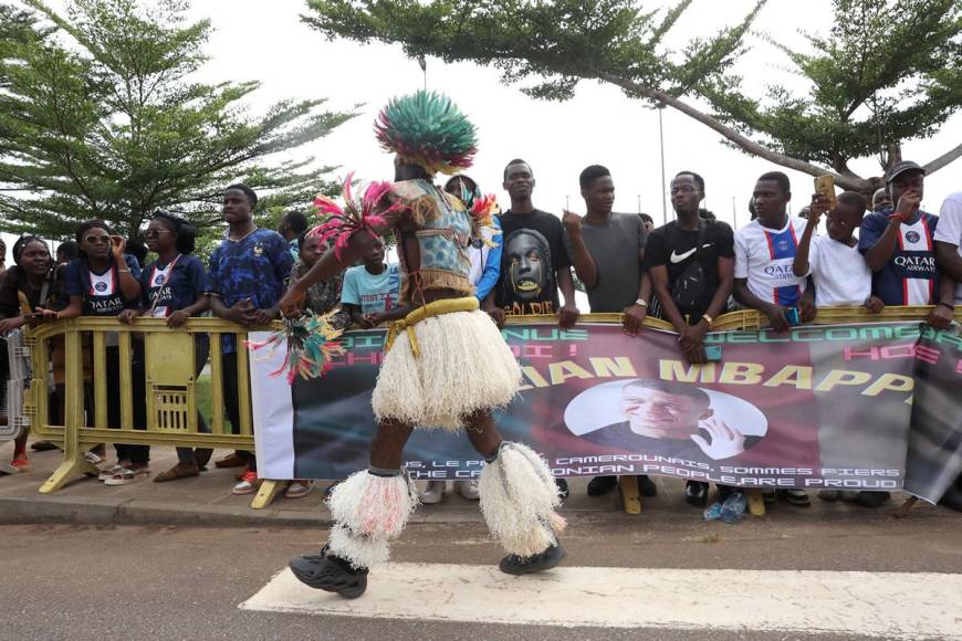 Mbappé saludó también a un centenar de bailarines tradicionales, que actuaron para darle la bienvenida.