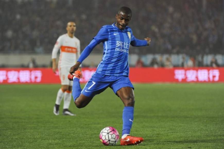 El Inter de MIlán se entrometió en un posible fichaje del Milan. Según CalcioMercato.it, el conjunto 'rossoneri' estaba interesado en incorporar al centrocampista brasileño Ramires, que actualmente juega en el Jiangsu Suning. El conjunto chino comparte propietarios con el Inter, y éste último se negó a reforzar a su rival ciudadano.