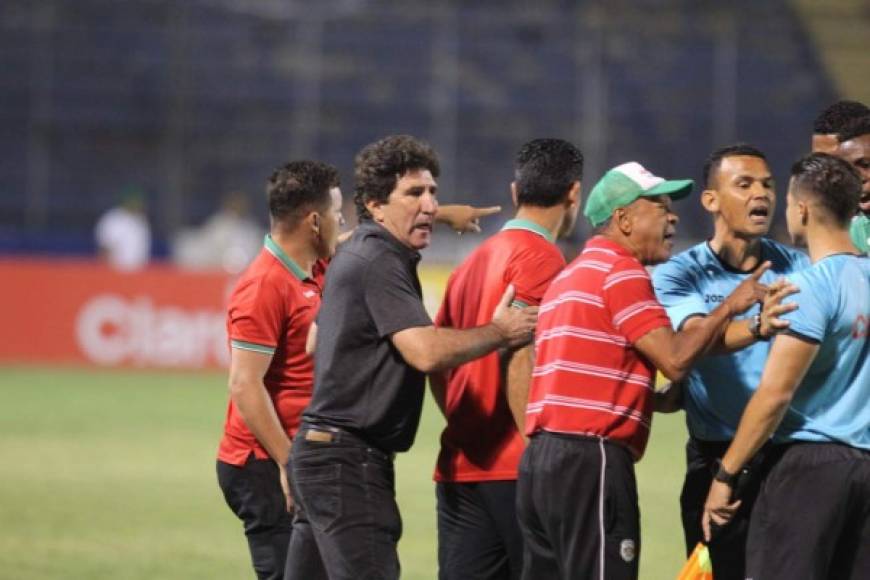 Héctor Vargas y su cuerpo técnico le reclamaron a los árbitros.