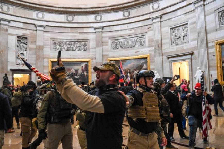 Los leales seguidores del magnate ingresaron al Capitolio armados provocando el pánico y el caos entre los legisladores.
