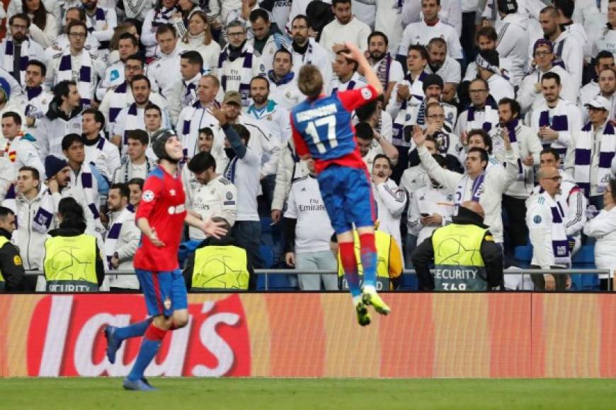 El delantero del CSKA de Moscú, Arnór Sigurdsson (derecha), celebra su gol, tercero del equipo ante el Real Madrid.