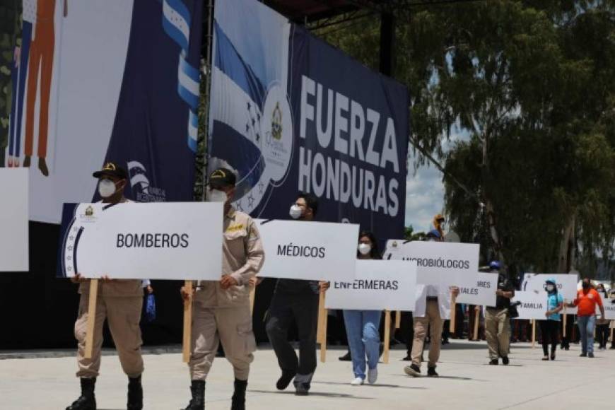 El Cuerpo de Bomberos de Honduras también participó en la agenda cívica homenajeando a los profesionales que han sido cruciales durante la pandemia.