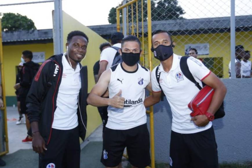 Jairo Puerto, del Honduras Progreso, se tomó una fotografía con Marvin Bernárdez y Diego Reyes, del Olimpia, antes del inicio del juego.