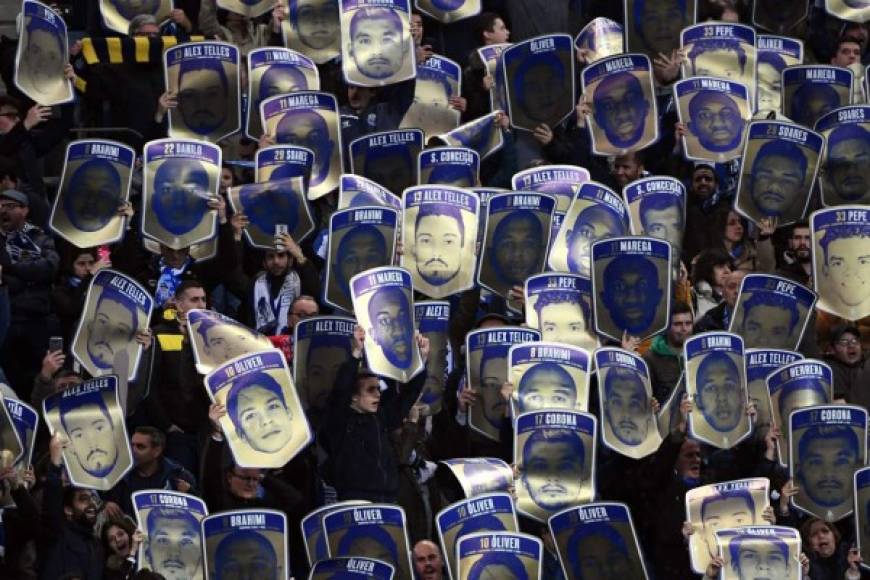 Los aficionados del Porto portaron caretas con los rostros de los jugadores de su equipo durante el partido contra el Liverpool.