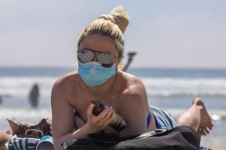 Las altas temperaturas en el sur de California llevaron a miles de personas a trasladarse a la playa este fin de semana pese a la pandemia de coronavirus en Estados Unidos.