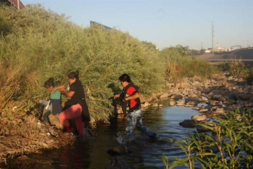 Ante el despliegue militar en Ciudad Juárez, los migrantes buscan rutas alternas para evitar ser detenidos por los agentes mexicanos.