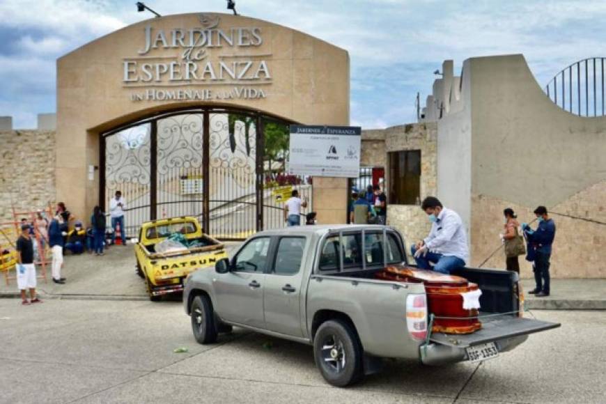 'Vemos caer a nuestros muertos en silencio, todos los días, y oímos a la vecina gritar por su familiar que está muerto y trato de llevar a la mujer embarazada que no tiene hospital para poder dar a luz y murieron 100 personas porque no pudieron hacerse la diálisis'. 'Aquí no solamente colapsó el sistema sanitario del país, también colapsaron las funerarias y también las morgues', coincide Viteri, ya recuperada de la enfermedad.